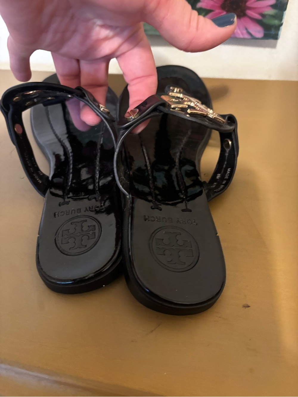 Tory Burch Black Patent Leather Logo Thong Sandals with Gold Hardware - Picture 4 of 8